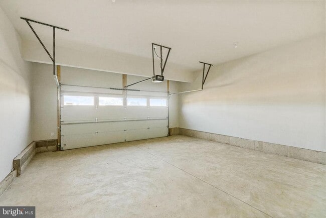 Building Photo - 133 Alroy Rd