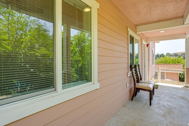 Building Photo - 1120 Sunrise Hill