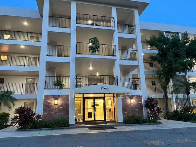 Building Photo - 2800 N Palm Aire Dr