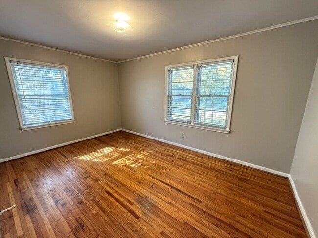 Building Photo - Older Home Large Yard 3 bedroom