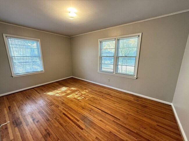 Building Photo - UPGRADED Great Location Large Yard 3 bedroom, FENCED YARD