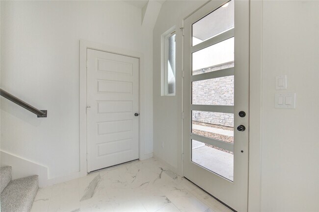 Building Photo - 2928 El Fenice Ln