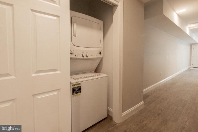 Building Photo - 5 Park Ln