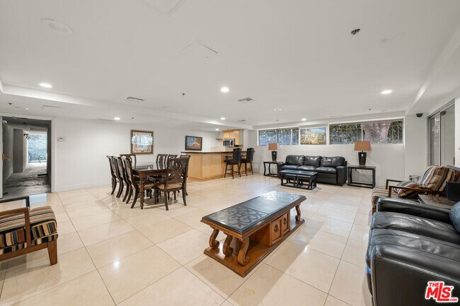 Building Photo - 441 N Oakhurst Dr