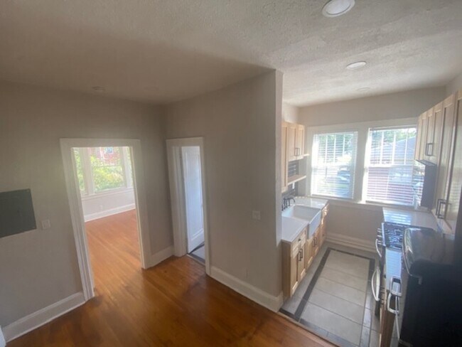 Building Photo - 2738 Riverside Ave