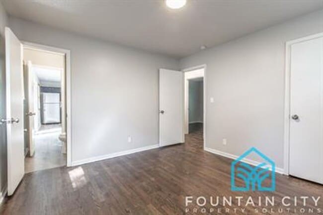 Building Photo - 405 Hooke Ave