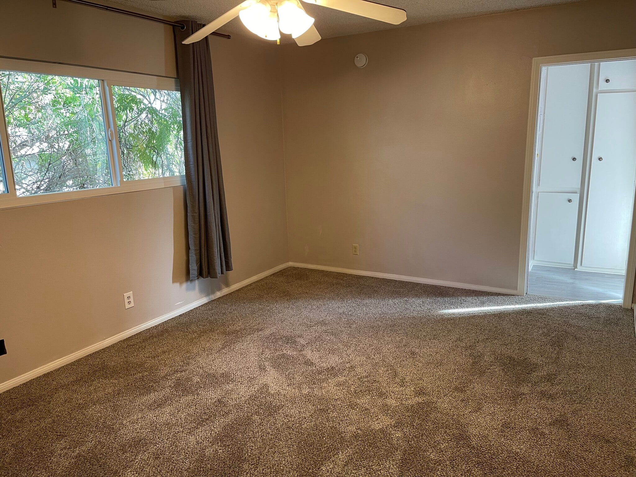 Bedroom - 2328 N Beachwood Dr