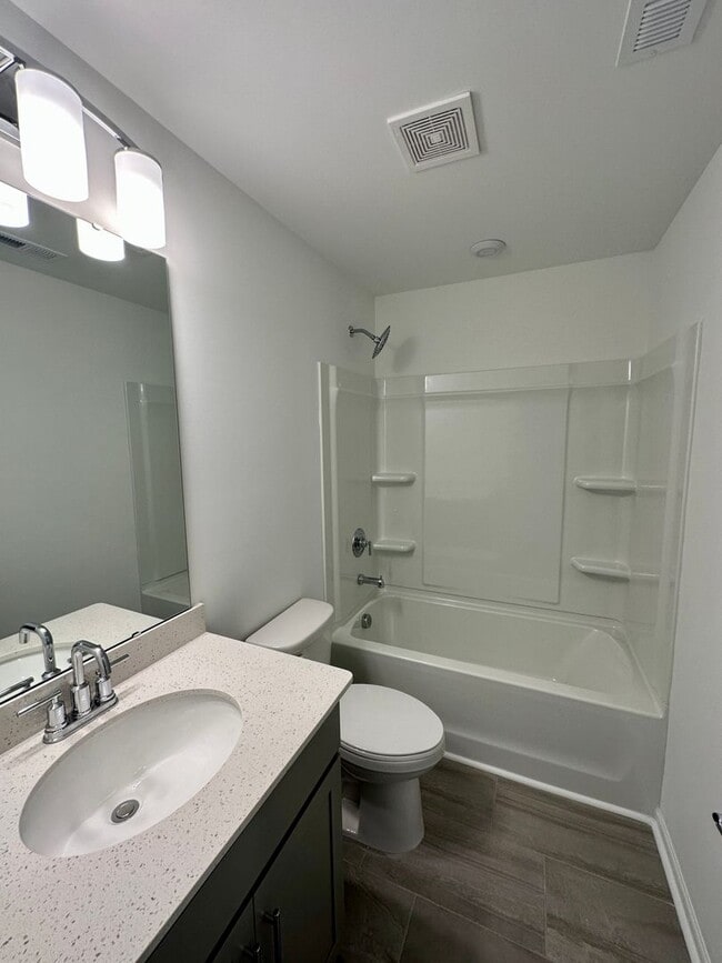 Building Photo - 2BR/3BA End Unit Townhome in Pringle Towns