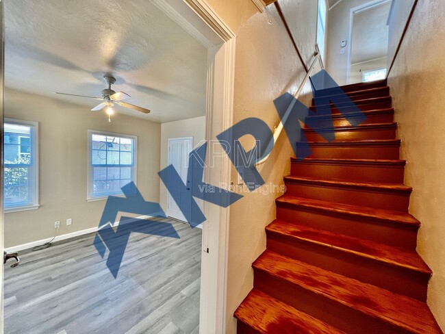 Building Photo - 401 W Mariposa Ave