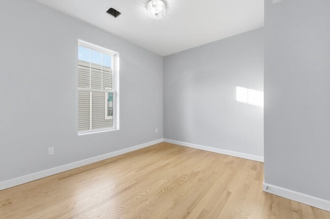 Building Photo - 19 Simon St