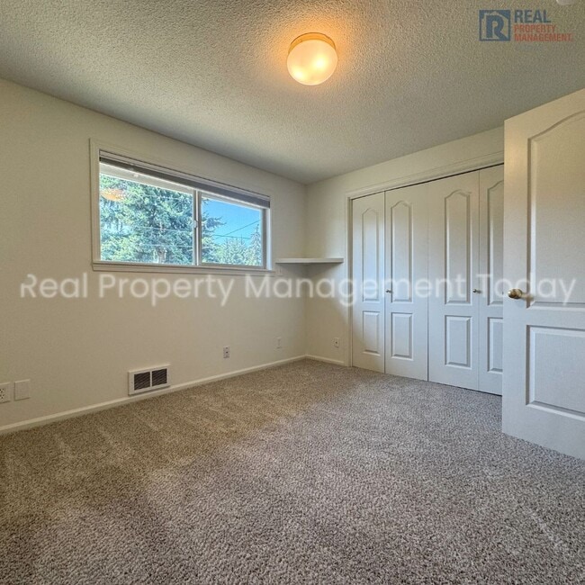 Building Photo - Charming 3 Bedroom with Huge Backyard!