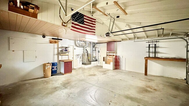 Building Photo - Lovely, Open Floor Plan, Single Story Located in the Desirable Live Oak Estates of Fallbrook!