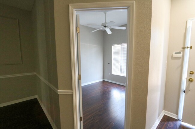 Building Photo - Spacious 3-Bedroom Townhome in Gated Kings...