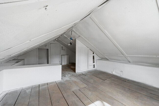 Building Photo - Stylish 2BR with Modern Upgrades