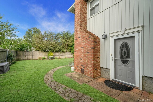 Building Photo - 100 E 7th St