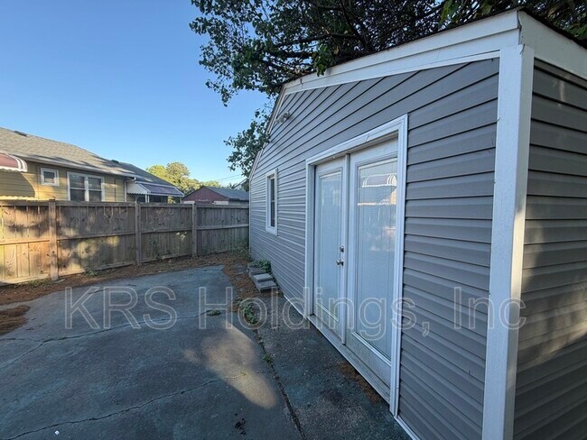 Building Photo - 903 Freedom Ave