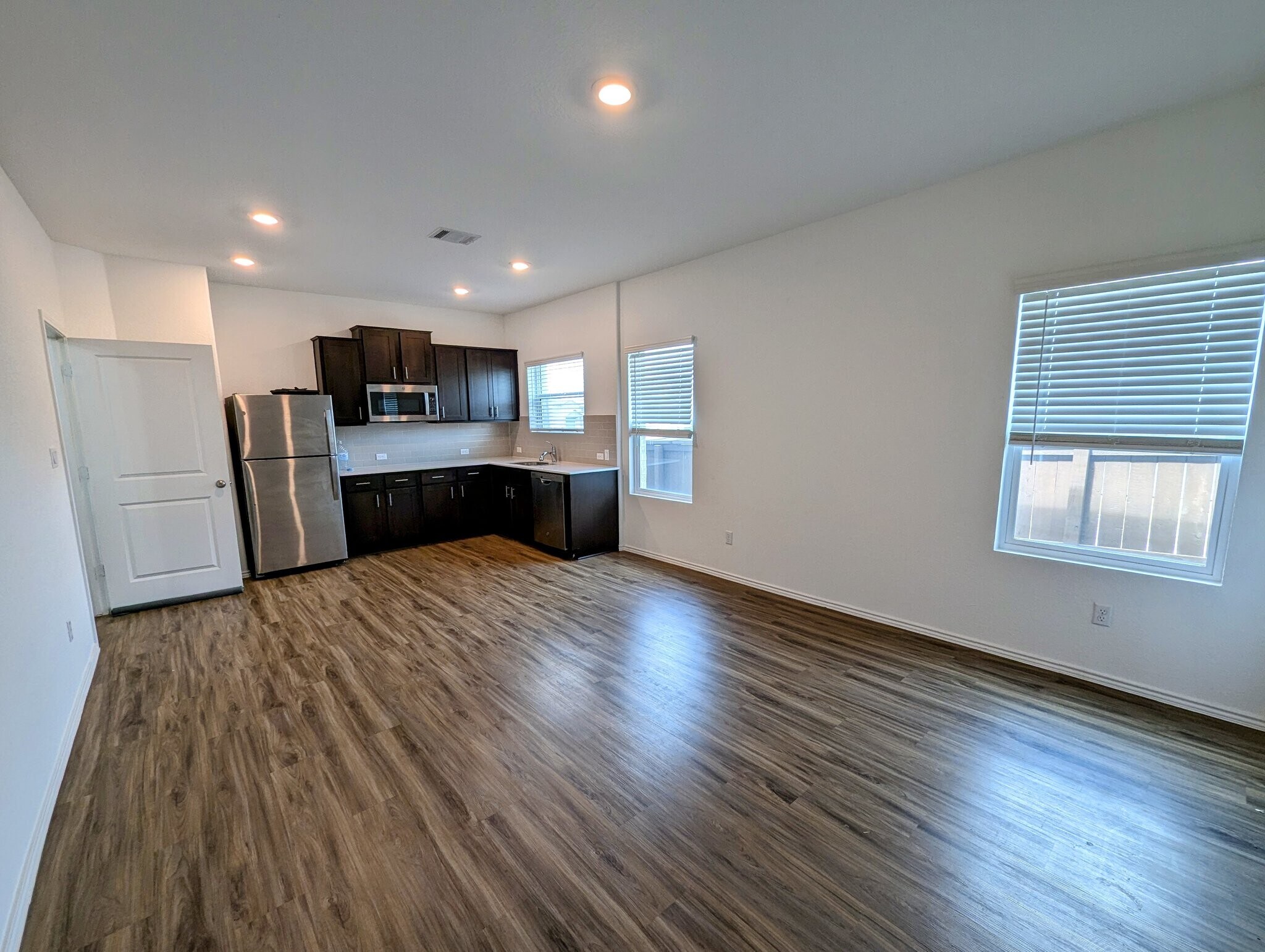 Building Photo - 1005 Bluewood Bend