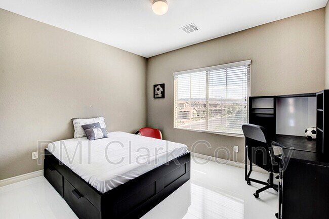 Building Photo - 320 Oakrun Ct
