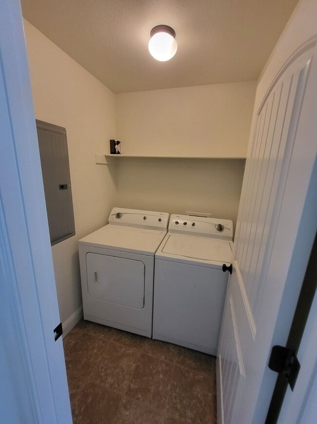 Building Photo - 3 Bedroom 2.5 Bath Townhome in Saddle Ridge!!!