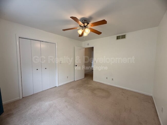 Building Photo - 530 S Prairie St