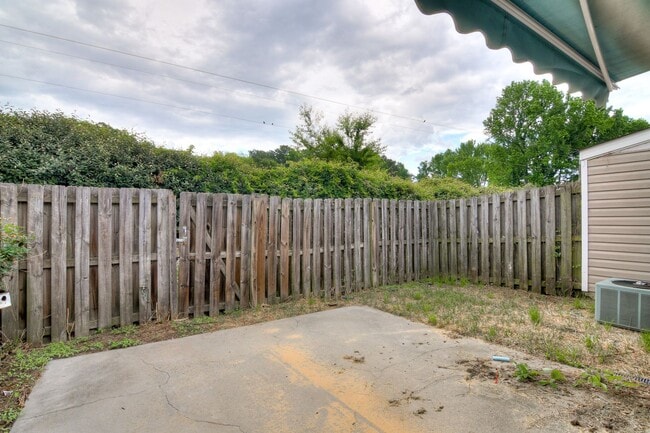 Building Photo - Updated 2 Bed 2 Bath Townhouse!