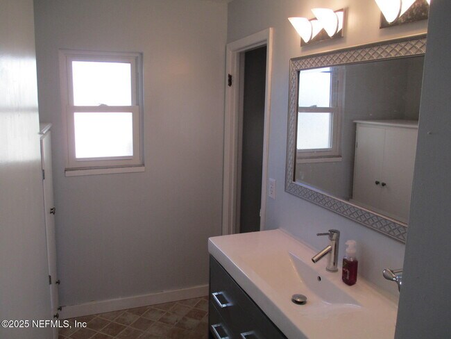 Building Photo - 1107 1st St S