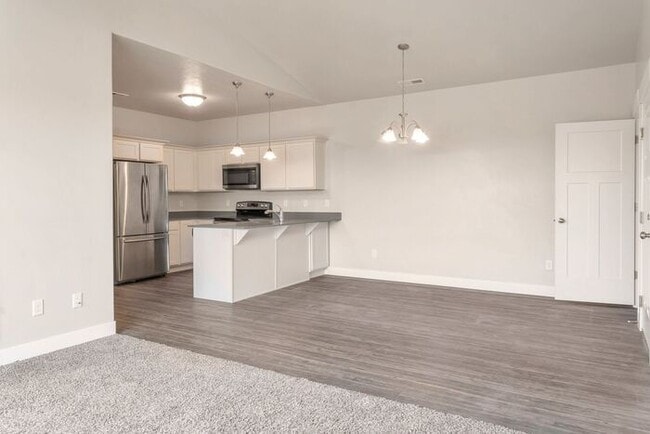 Building Photo - Beautiful Top Level Condo w 1 car garage