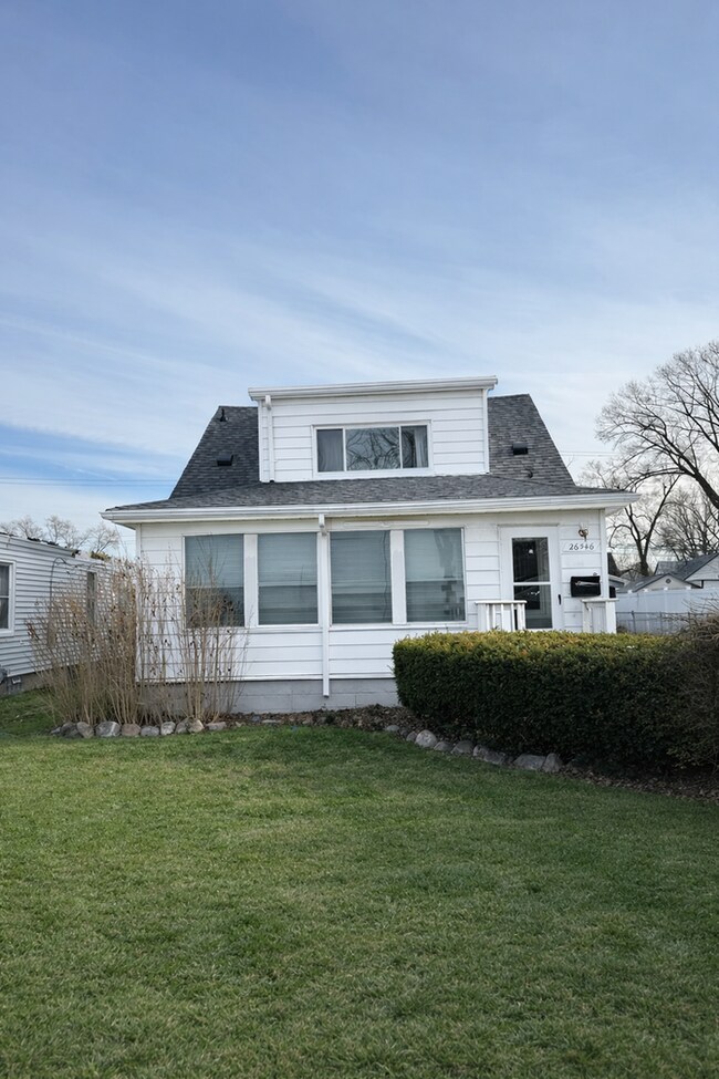 Building Photo - Huge Colonial with Updates!