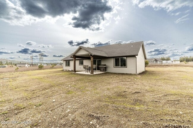 Building Photo - Beautiful home on 5 Acres