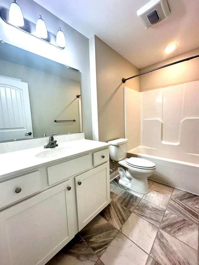 Building Photo - End Unit Townhouse for Rent in Crescent Ridge