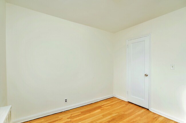 Building Photo - 2335 Hudson Terrace