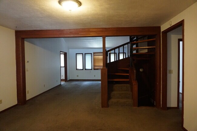 Building Photo - 2 BEDROOM HOUSE