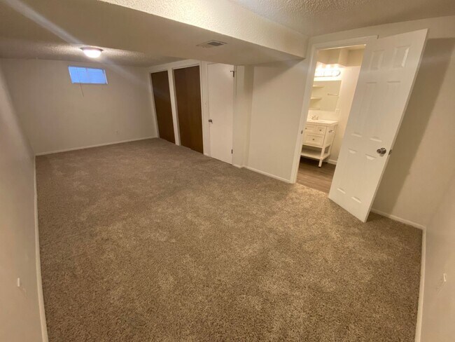 Building Photo - Spacious 3 bed home in Littleton