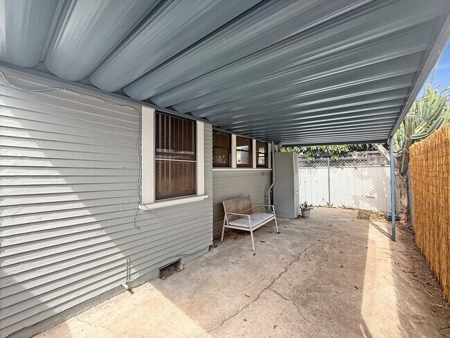 Building Photo - Perfectly located 1 Bd/1Ba house with a bo...
