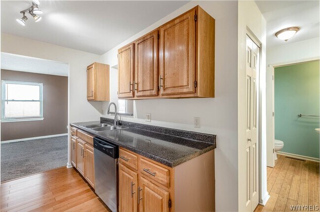 Building Photo - 319 King Peterson Rd