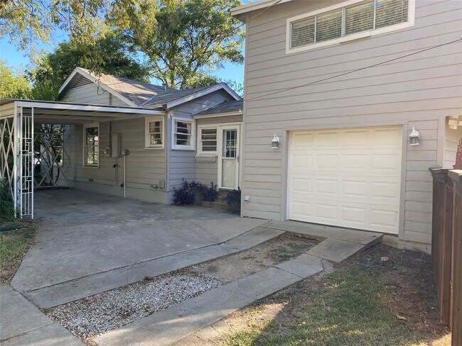 Building Photo - 3 BED/2BATH BUNGALOW IN ARLINGTON HEIGHTS!