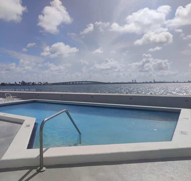 Building Photo - 555 NE 30th St