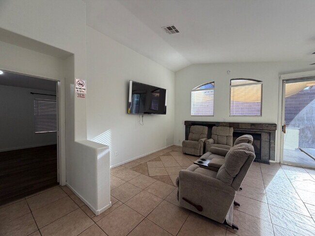 Building Photo - SINGLE-STORY HOME | GATED COMMUNITY | FLEXIBLE FURNISHING OPTIONS I 4 Bedroom Home with Private B...