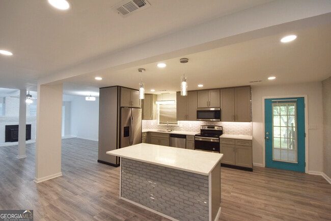 Building Photo - 98 Woodvalley Dr