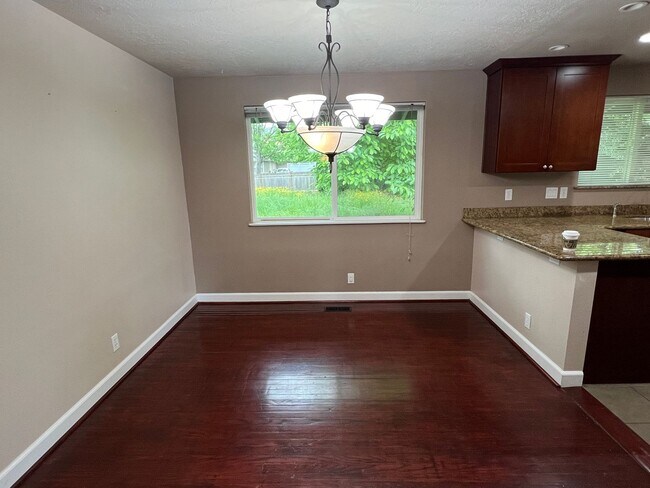 Building Photo - 4 Bedroom Milwaukie Home