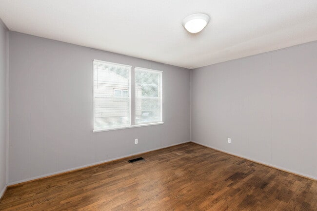 Building Photo - 208 9th Ct S