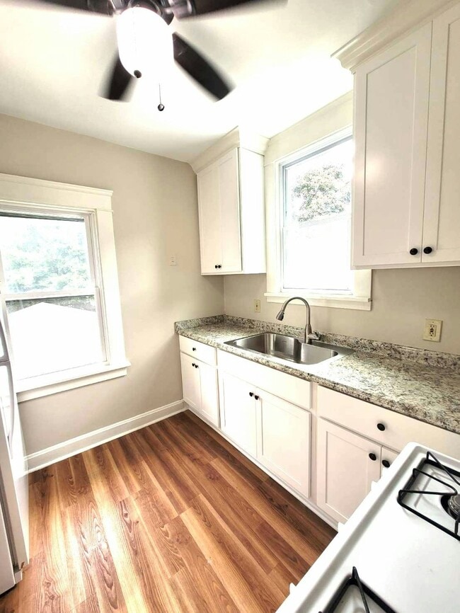 Building Photo - 1303 Lakeland Ave