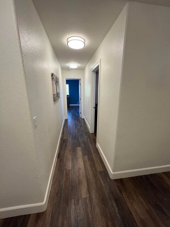 Building Photo - ****Move In Special**** $300 off 1st Month...