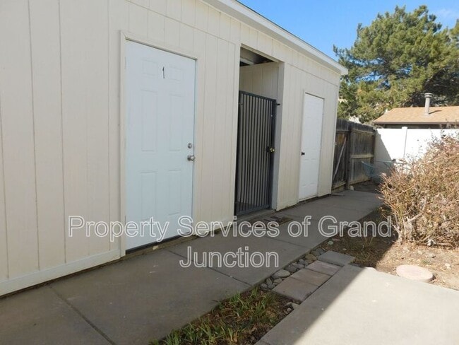 Building Photo - 869 Iowa Ave