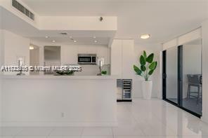 Building Photo - 2555 Collins Ave