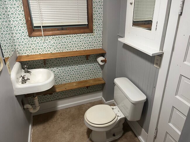 Building Photo - 915 Main St E