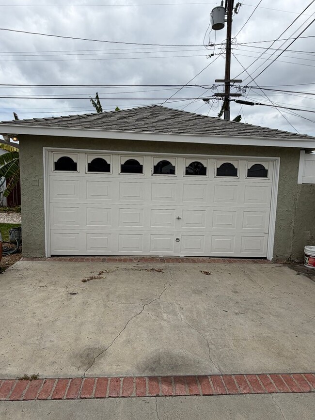Building Photo - 3-Bedroom Home for Rent in El Camino Village | 2-Car Garage & Private Backyard