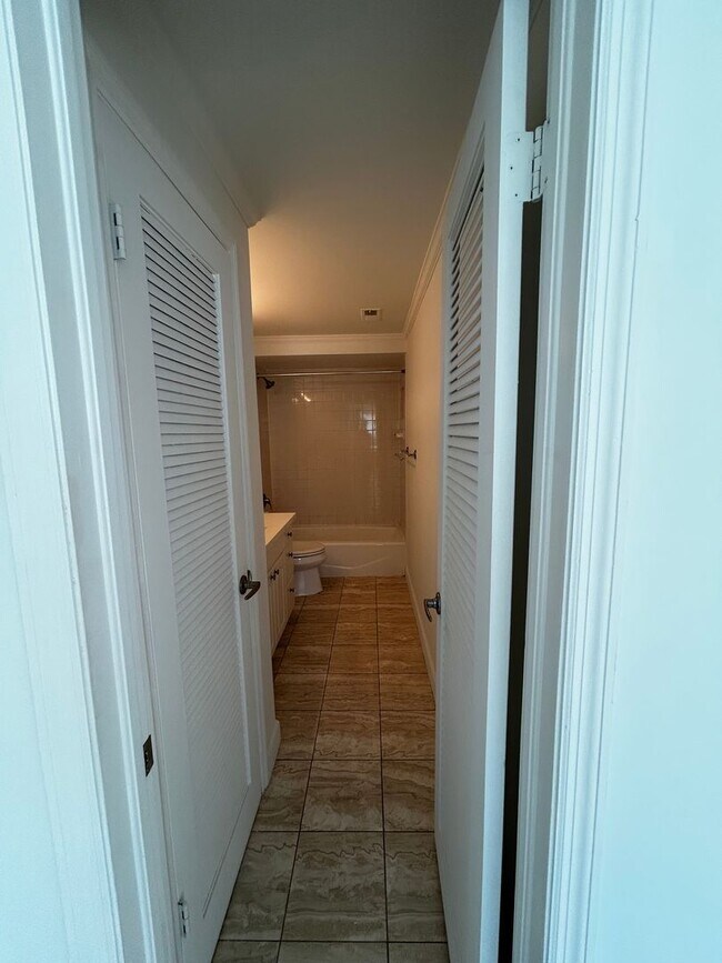 Building Photo - Large 1 Bedroom 1.5 Bath Condo - Steps from Fort Lauderdale Beach!