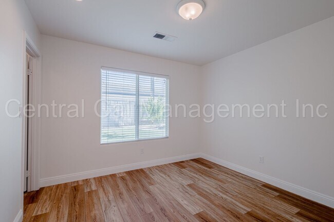 Building Photo - 4 Bedroom/2 Bath Home with an office and S...