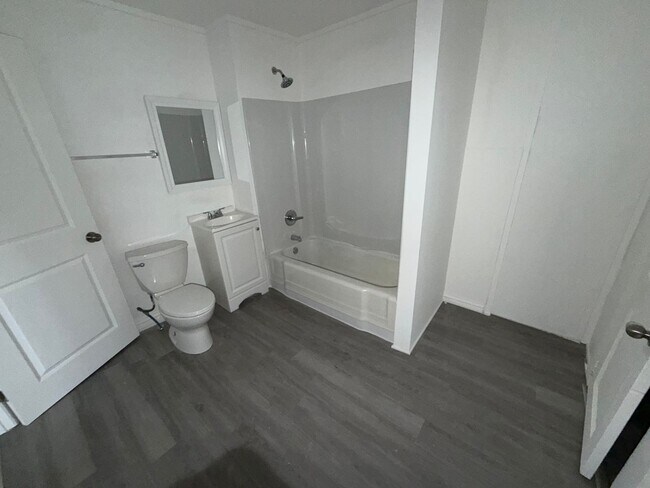 Building Photo - 202 Woodward St NE